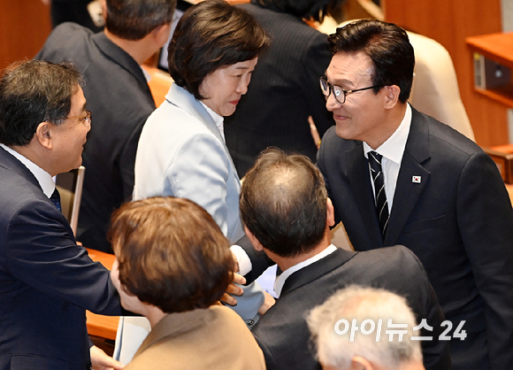김민석 더불어민주당 대표가 7일 서울 여의도 국회에서 열린 제439회국회(정기회) 제3차 본회의에서 교섭단체 대표연설을 마친 뒤 의원들과 악수를 하고 있다. [사진=곽영래 기자]