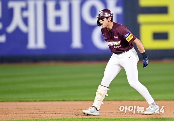 '2022 KBO 리그' 준플레이오프 KT 위즈와 키움 히어로즈의 4차전 경기가 20일 오후 경기도 수원KT위즈파크에서 펼쳐졌다. 키움 이정후가 1회초 1사 1루 상황에서 1타점 2루타를 치고 세리머니를 하고 있다. [사진=김성진 기자]