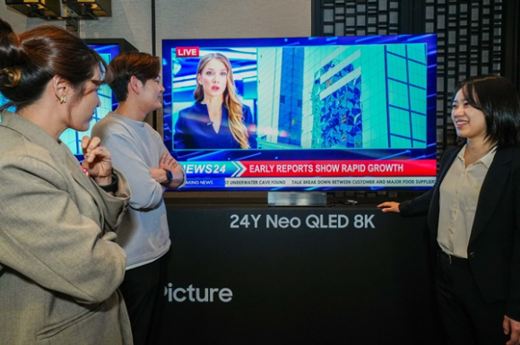 23일(현지시간) 태국 방콕 '2024 동남아 테크세미나'에서 참석자들이 삼성전자 2024년형 '네오 QLED 8K' 신제품을 살펴보고 있다. [사진=삼성전자]