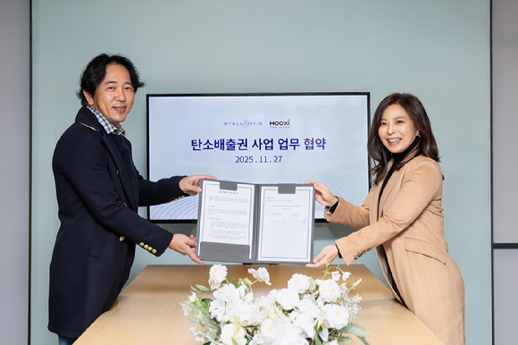 (오른쪽부터)방실 스텔란티스코리아 대표와 이행열 후시파트너스 대표가 지난 27일 탄소배출권 사업 업무 협약에 대한 양해각서(MOU)를 체결하고 기념촬영하고 있다. [사진=스텔란티스코리아]