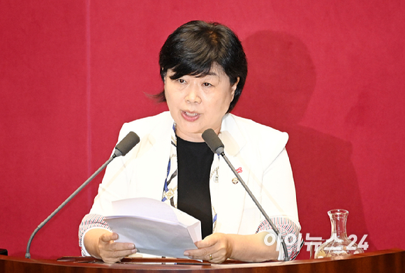 서영교 법제사법위원장이 20일 서울 여의도 국회에서 열린 본회의에서 윤석열&middot;김건희에 의한 내란&middot;외환 및 국정농단 행위의 진상규명을 위한 특별검사 임명 등에 관한 법률 일부개정법률안(대안)에 대한 제안 설명을 하고 있다. [사진=곽영래 기자]