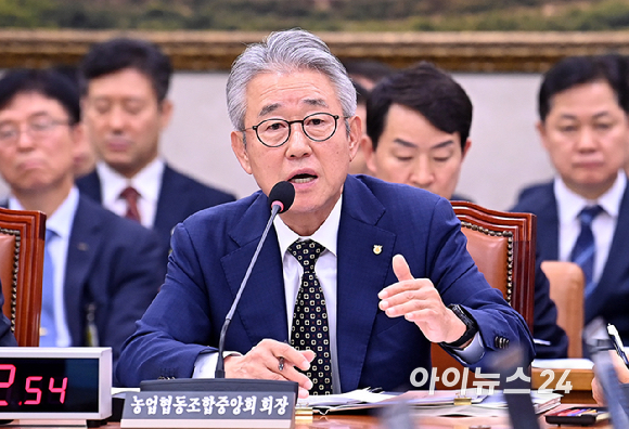 강호동 농협중앙회장이 16일 서울 여의도 국회 농림축산식품해양수산위원회 국정감사에서 질의에 답변하고 있다. [사진=곽영래 기자]
