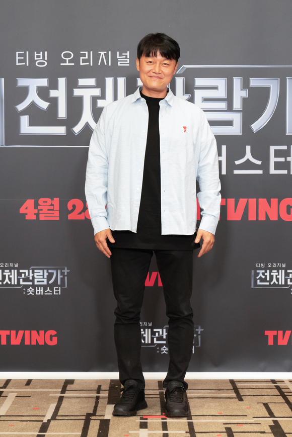 주동민 감독이 26일 온라인으로 진행된 티빙 오리지널 '전체관람가+: 숏버스터' 제작발표회에 참석해 포즈를 취하고 있다. [사진=티빙]