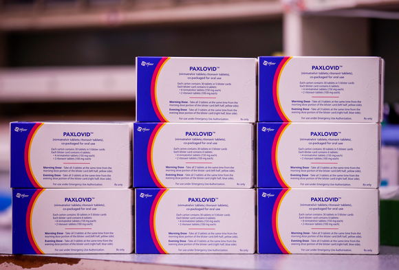 서울시내 한 약국에 경구용 코로나19 치료제 '팍스로비드'가 놓여있다. [사진=뉴시스]