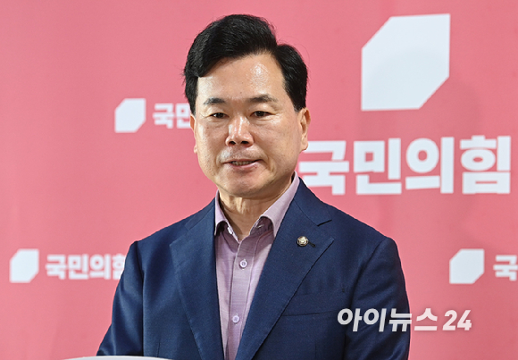 국민의힘 신임 원내운영수석부대표에 내정된 김승수 의원이 국회에서 소감을 밝히고 있다. [사진=곽영래 기자]