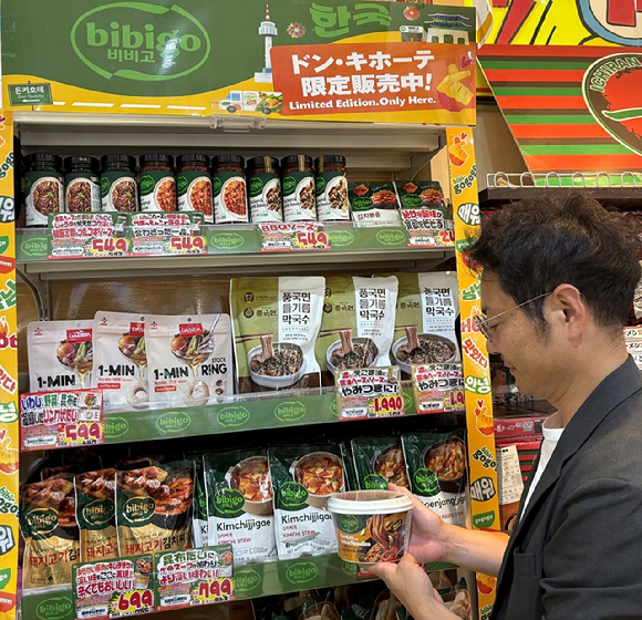 도쿄 나카메구로에 위치한 돈키호테 매장에서 소비자가 비비고 전용 매대를 살펴보고 있다. [사진=CJ제일제당]