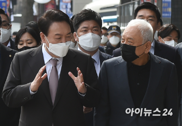 윤석열 대통령 당선인이 17일 점심식사를 위해 김한길 국민통합위원회 위원장과 함께 서울 종로구 통의동 당선인 집무실에서 인근 식당으로 향하며 대화를 나누고 있다. [사진=국회사진취재단]