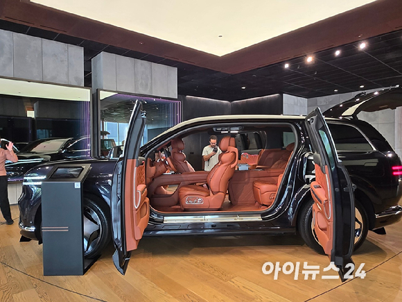 미국 뉴욕 제네시스 하우스에 전시된 'GV90 네오룬 퍼스트 에디션'. [사진=최란 기자]