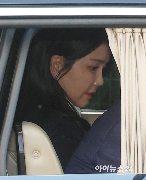 윤석열 전 대통령의 부인 김건희 여사의 입원 사유가 극심한 우울증 때문이라는 보도가 나왔다. 사진은 윤 전 대통령과 김 여사가 탄 차량이 지난 11일 오후 서울 용산구 한남동 대통령 관저를 떠나 서초동 사저로 이동하고 있는 모습. [사진=정소희 기자]