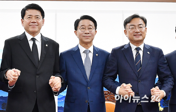 조국혁신당 신장식 당대표와 김준형 원내대표 등 신임 지도부가 27일 서울 여의도 국회에서 조정식 국회의장을 만나 기념촬영을 하고 있다. [사진=곽영래 기자]