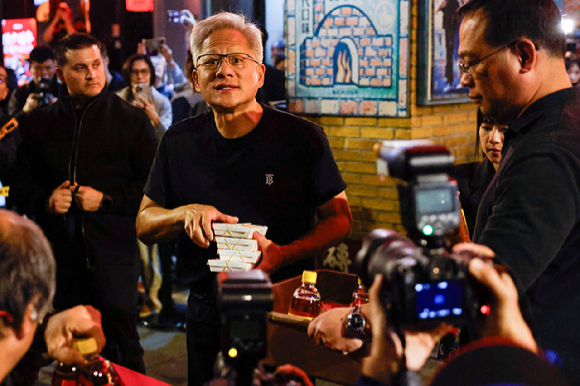 엔비디아 최고경영자(CEO) 젠슨 황이 2026년 1월 31일 대만 타이베이에서 대만 기술기업 최고경영자들과의 만찬에서 단체 촬영을 마친 뒤 일어서고 있다. [사진=연합뉴스]