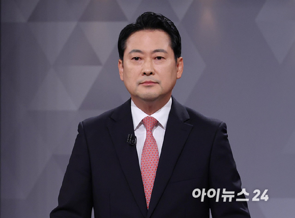 국민의힘 당대표 후보들이 17일 서울 여의도 KBS에서 열린 2차 TV토론회에 앞서 포즈를 취하고 있다. 김문수(왼쪽부터), 조경태, 안철수, 장동혁, 국민의힘 당대표 후보 [사진=국회사진기자단]