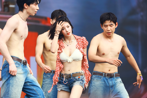 가수 권은비가 6일 킨텍스 야외 글로벌 스테이지에서 열린 '워터밤 서울 2025' 공연에 참석해 무대를 선보이고 있다. [사진=더블앤(W&)]