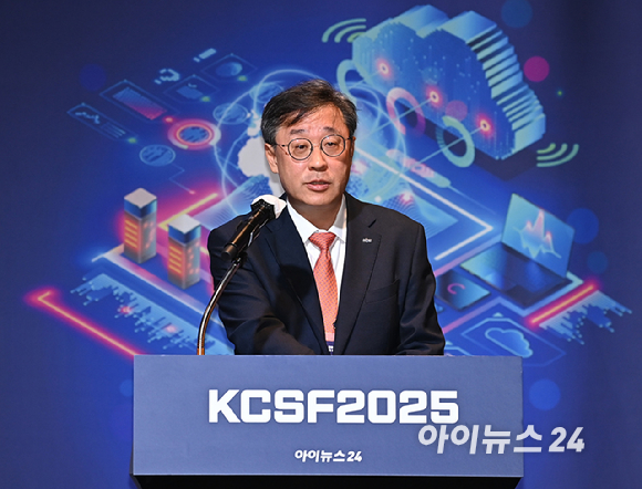 클라우드 기술 혁신의 현재와 미래를 점검하는 '대한민국 클라우드/SaaS 포럼 2025'(KCSF 2025)이 30일 서울 여의도 FKI타워 그랜드 볼룸에서 열렸다. 박윤규 정보통신산업진흥원 원장이 축사를 하고 있다. [사진=곽영래 기자]