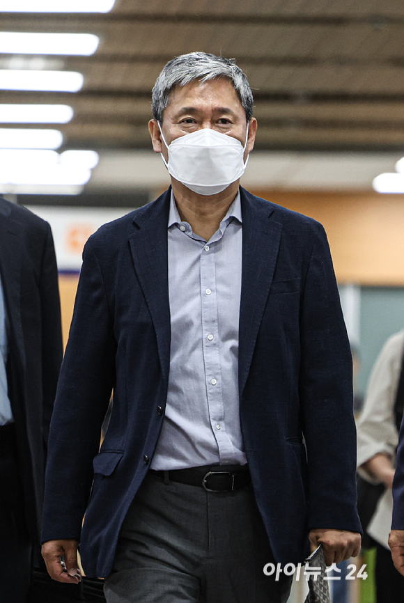 드라마 제작사 '바람픽쳐스'를 고가에 인수해 회사에 손해를 입힌 혐의로 기소돼 1심에서 무죄를 선고받은 김성수 전 카카오엔터테인먼트 대표가 11일 오전 서울 서초구 서울고등법원에서 열린 선고 공판에 출석하고 있다. [사진=사진공동취재단 ]
