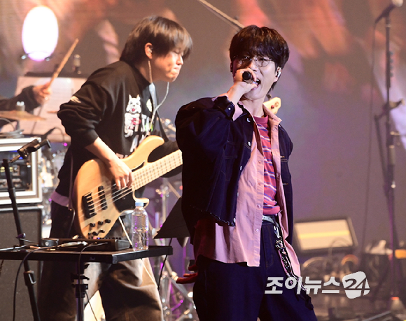 밴드 소란(고영배)이 21일 오후 서울 송파구 잠실학생체육관에서 열린 '2026 JOY콘서트 - 보이스 오브 스프링(Voice of spring)'에서 멋진 무대를 선보이고 있다. [사진=정소희 기자]