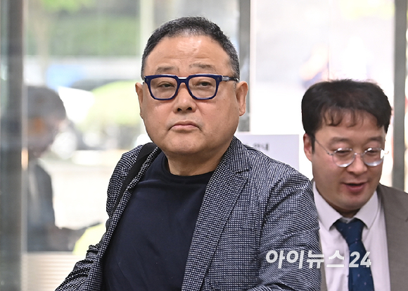 김건희에게 3990만 원 상당의 명품 시계를 전달한 혐의를 받는 서성빈 드론돔 대표가 26일 서울 서초구 서울중앙지방법원에서 열린 김건희 '매관매직' 혐의 1심 선고 공판에 출석하고 있다. [사진=곽영래 기자]