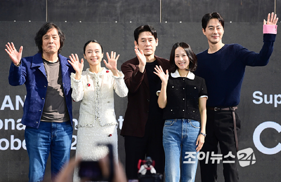 (왼쪽부터)이창동 감독-배우 전도연-설경구-조여정-조인성이 7일 부산 해운대구 영화의전당에서 열린 제31회 부산국제영화제 '가능한 사랑' 오픈토크에 참석하고 있다. [사진=정소희 기자]