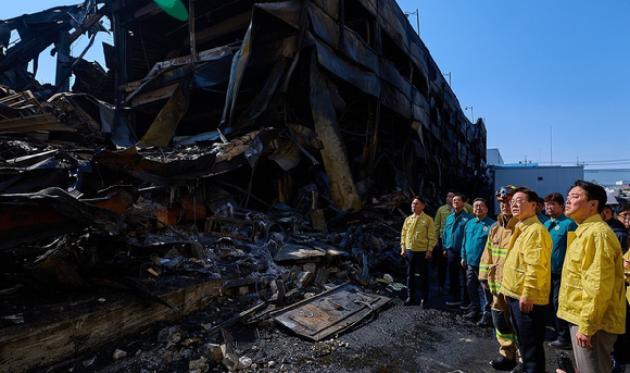 이재명 대통령이 3월 21일 대전 대덕구 공장 화재 현장을 찾아 피해 상황을 살펴보고 있다. 2026.3.21. [사진=청와대]