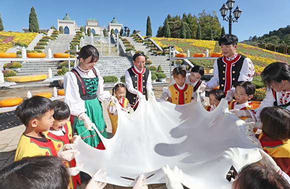 임실엔치즈축제서 대형 치즈를 만들고 있다. [사진=임실군 ]