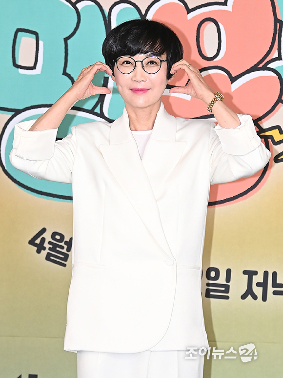 개그맨 팽현숙이 17일 오후 서울 마포구 스탠포드호텔 JTBC 예능 프로그램 '대결! 팽봉팽봉' 제작발표회에서 포토타임을 갖고 있다. [사진=곽영래 기자]
