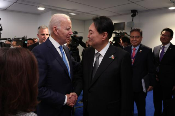 북대서양조약기구(NATO·나토) 정상회의에서 만난 윤석열 대통령과 조 바이든 미국 대통령 [사진=대통령실]