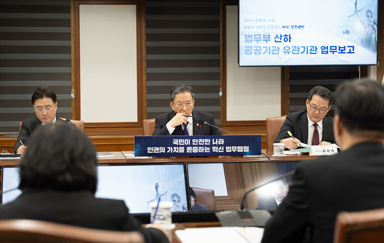 한일 정상회담을 위해 일본 나라현을 방문하는 이재명 대통령이 13일 성남 서울공항에서 공군 1호기로 이동하며 더불어민주당 정청래 대표와 대화하고 있다. 2026.1.13 [사진=연합뉴스]