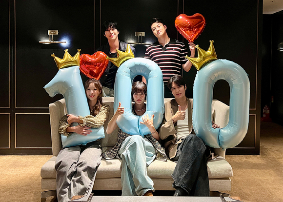 '전지적 독자 시점' 100만 돌파 감사 인증샷 [사진=롯데엔터테인먼트]