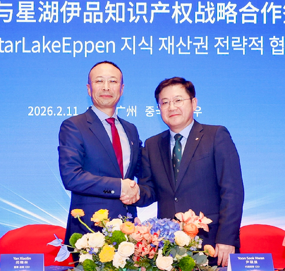 엔 샤오린(Yan Xiaolin) 싱후이핀 대표(왼쪽)과 윤석환 CJ제일제당 대표가 협약식 기념촬영을 하고 있다. [사진=CJ제일제당]