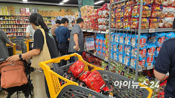4일 서울 송파구 이마트 가든파이브점 입장하려는 고객들로 매장이 북적이고 있다. [사진=진광찬 기자]