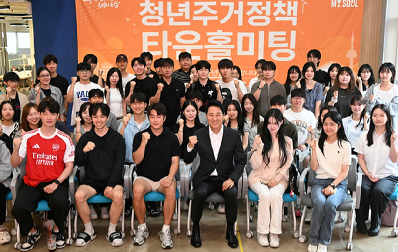 오세훈 서울시장이 30일 서울 광진구 건국대학교에서 열린 '청년주거정책 타운홀 미팅'에서 학생들과 기념 촬영을 하고 있다. [사진=서울시]