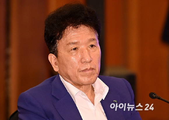 함영주 하나금융지주 회장이 4일 오전 서울 중구 롯데호텔 사파이어볼룸에서 진행된 기업성장포럼 출범식에서 참석하고 있다. [사진=곽영래 기자]
