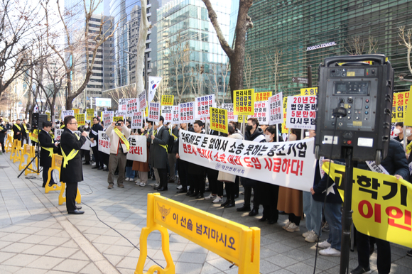 변리사 400여명이 3일 낮 12시 특허청 서울사무소 앞에서 이인실 특허청장 사퇴와 변리사와 변호사의 공동 대리 도입을 촉구하는 집회를 가졌다. [사진=대한변리사회]