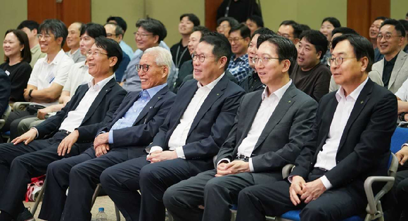 김규영 HS효성 회장(앞줄 왼쪽부터 두번째), 조현상 HS효성 부회장(앞줄 왼쪽부터 세번째)을 비롯한 경영진들과 임직원들이 HS효성 창립 2주년 행사에 참석했다. [사진=HS효성 ]