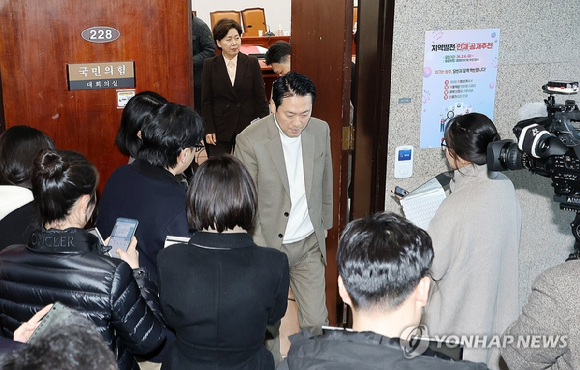 국민의힘 장동혁 대표를 비롯한 최고위원들이 22일 국회에서 열린 비공개 최고위원회의를 마친 뒤 이석하고 있다. [사진=연합뉴스]