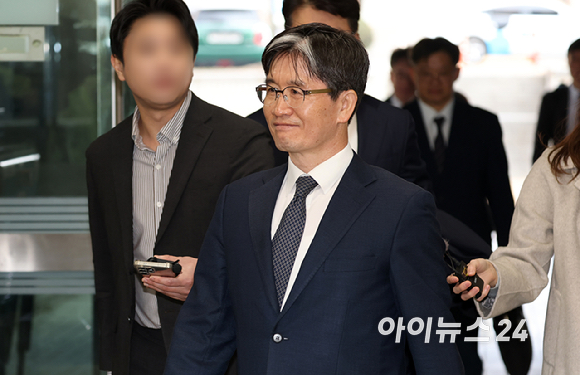 해병대 순직 사건 외압 의혹과 관련해 수사를 방해했다는 혐의로 기소된 오동운 고위공직자범죄수사처 처장이 2일 서울 서초구 서울중앙지방법원에서 열린 공판에 출석하고 있다. [사진=사진공동취재단]