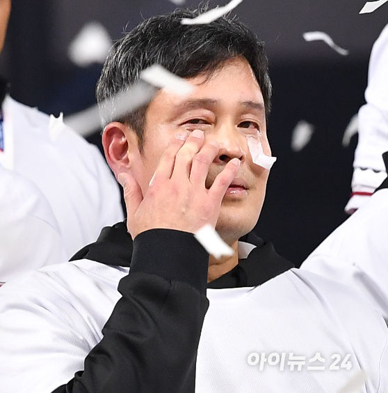 SSG 정용진 구단주가 한국시리즈 우승을 차지한 후 기뻐하고 있는 모습. [사진=김성진 기자]