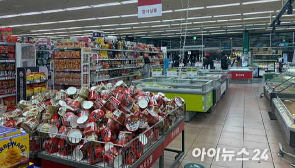 서울의 한 기업형슈퍼마켓(SSM) 입구에 의무휴업일과 영업시간을 알리는 안내문이 부착돼 있다. [사진=진광찬 기자]