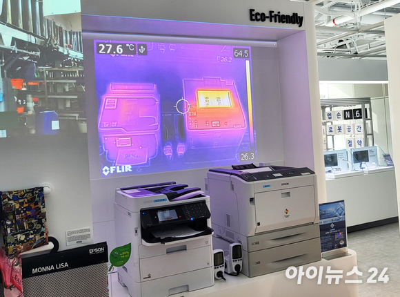 '히트프리' 기술이 적용된 잉크젯 프린터(왼쪽)와 일반 레이저 프린터로 출력할 때 온도 차이가 확인된 모습 [사진=서민지 기자]