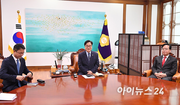 우원식 국회의장이 30일 서울 여의도 국회에서 열린 의장 주재 여야 원내대표 회동을 하고 있다. [사진=곽영래 기자]