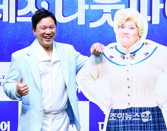 배우 정성화가 2일 오후 서울 서대문구 이화여자대학교 삼성홀에서 열린 뮤지컬 '미세스 다웃파이어' 제작발표회에 참석하고 있다. [사진=정소희 기자]