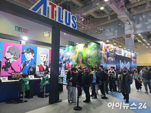 지난 13일 부산 해운대구 벡스코에서 개막한 '지스타 2025'에서 참관객들이 게임 체험을 위해 대기하고 있다. [사진=곽영래 기자]