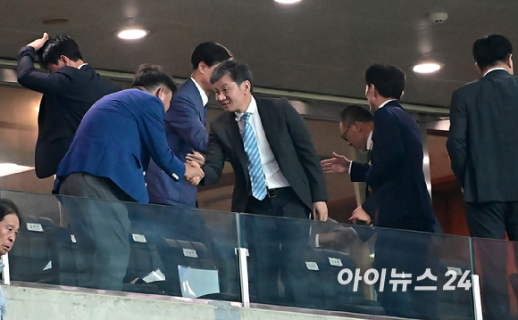 한국은 5일 오후 8시 서울월드컵경기장에서 국제축구연맹(FIFA) 북중미월드컵 아시아지역 최종예선 B조 1차전에서 국제축구연맹(FIFA) 랭킹 96위 팔레스타인과 0-0으로 비겼다. 정몽규 대한축구협회장이 관계자들과 악수를 나누고 있다. [사진=곽영래 기자]