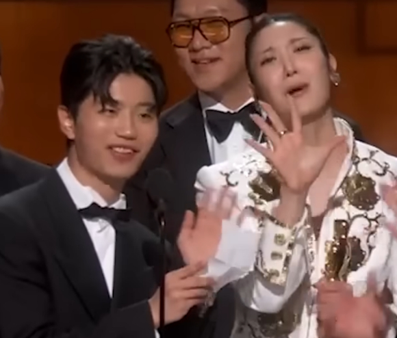 수상 소감 도중 주최 측에서 마이크를 끊고 음악을 틀자 당황해 하는 골든 수상자들. [사진=ABC NEWS 유튜브 ]