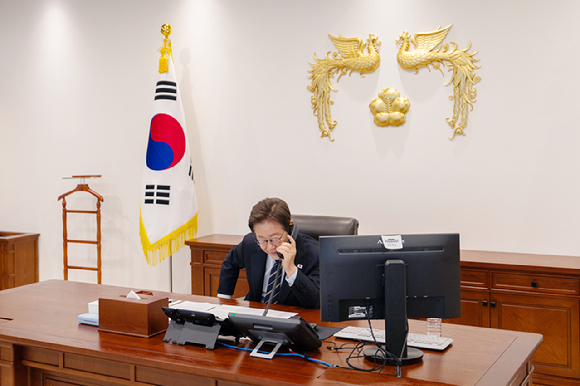 이재명 대통령이 지난달 30일 서울 용산 대통령실 청사 집무실에서 로런스 웡 싱가포르 총리와 전화 통화를 하고 있다. 2025.6.30 [사진=연합뉴스]