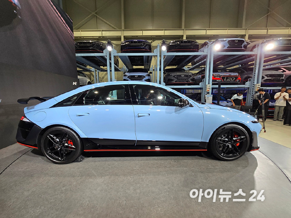 현대차가 10일 경기도 의왕시 'N 아카이브'에서 국내 취재진을 대상으로 아이오닉 6 N을 공개하고 있다. [사진=김종성 기자]