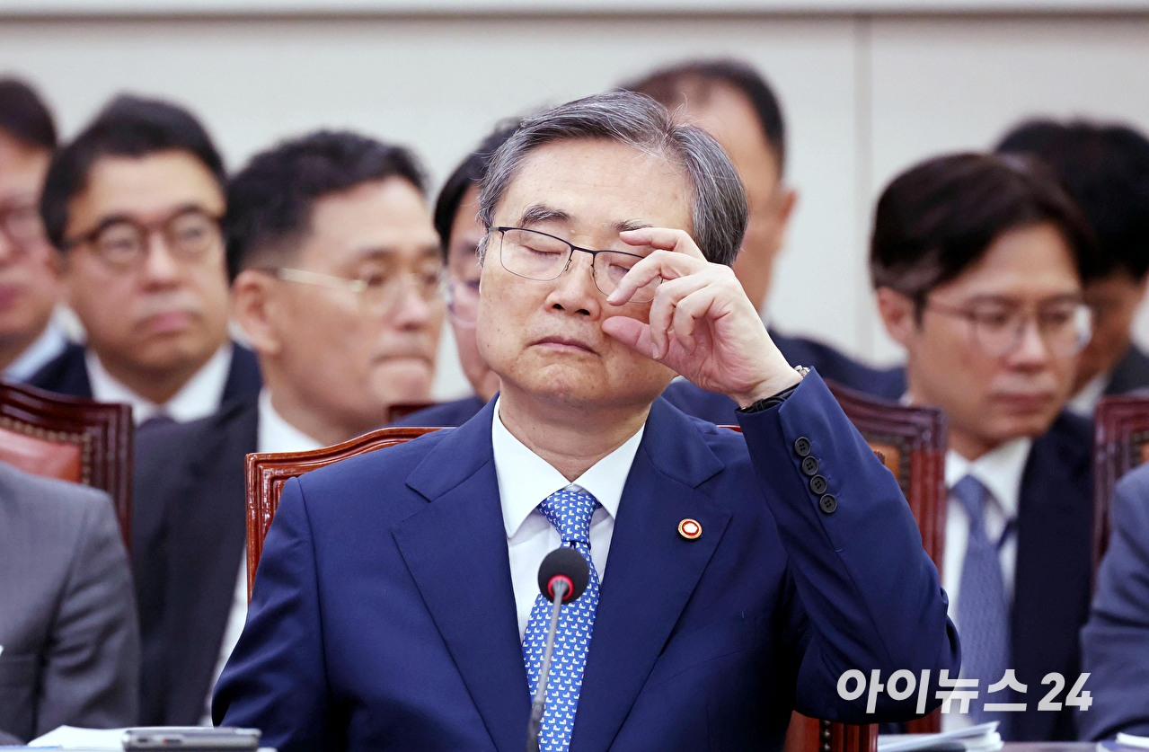 조현 외교부 장관이 6일 서울 여의도 국회에서 열린 외교통일위원회의 외교부 등에 대한 국정감사에서 안경을 고쳐쓰고 있다. [사진=곽영래 기자]