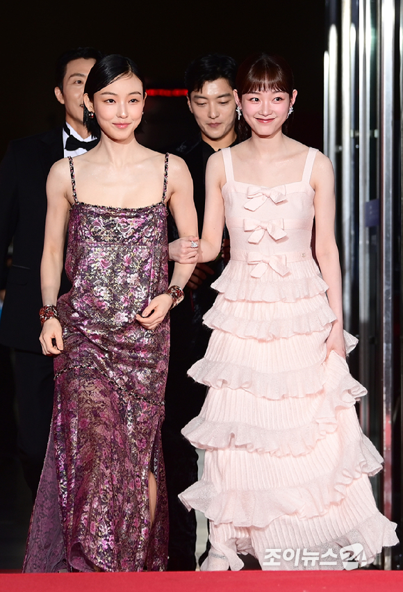 배우 전소니와 이유미가 17일 오후 부산광역시 해운대구 영화의 전당에서 열린 제30회 부산국제영화제 개막식 레드카펫 행사에 참석하고 있다. [사진=정소희 기자]