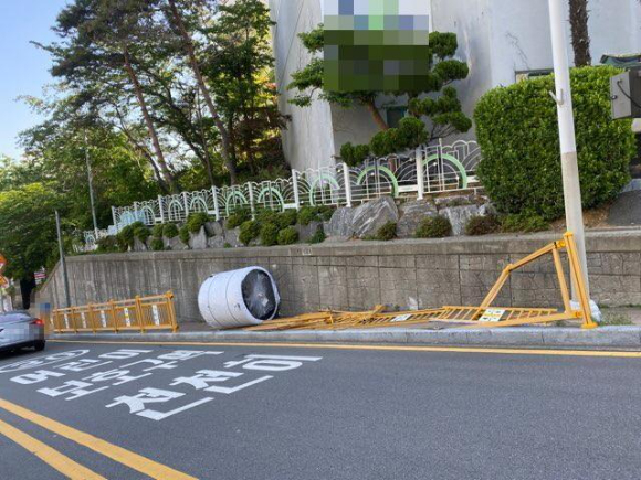 지난달 28일 부산광역시 영도구 청동초등학교 근처 인도를 덮친 원통 모양의 어망실. [사진=부산지방경찰청]