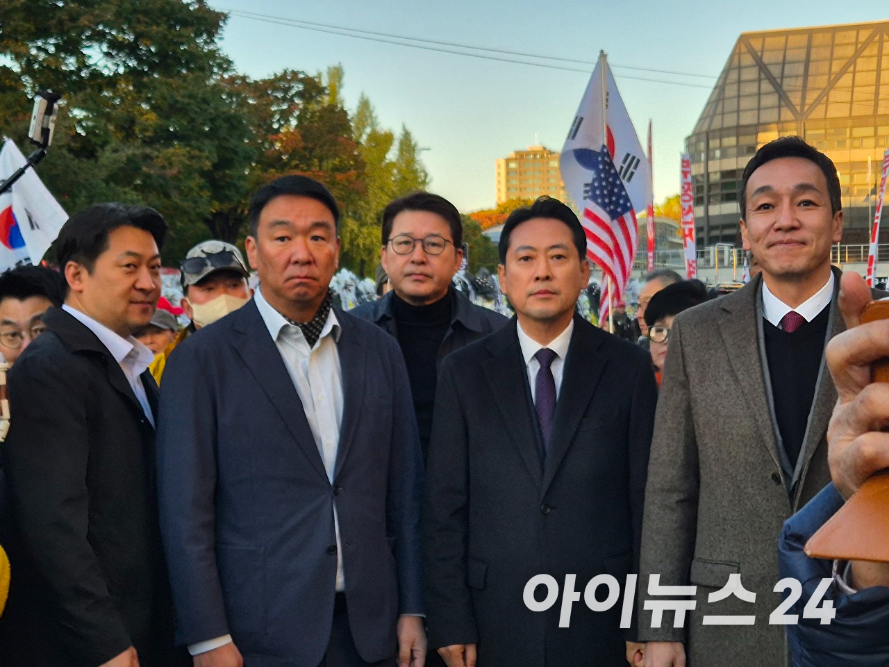 장동혁 국민의힘 당대표를 비롯한 국민의힘 당권파 지도부 의원들이 28일 서울 잠실 올림픽 공원 투표지 공개검증 현장에 참석해있다. [사진=김민지 기자]